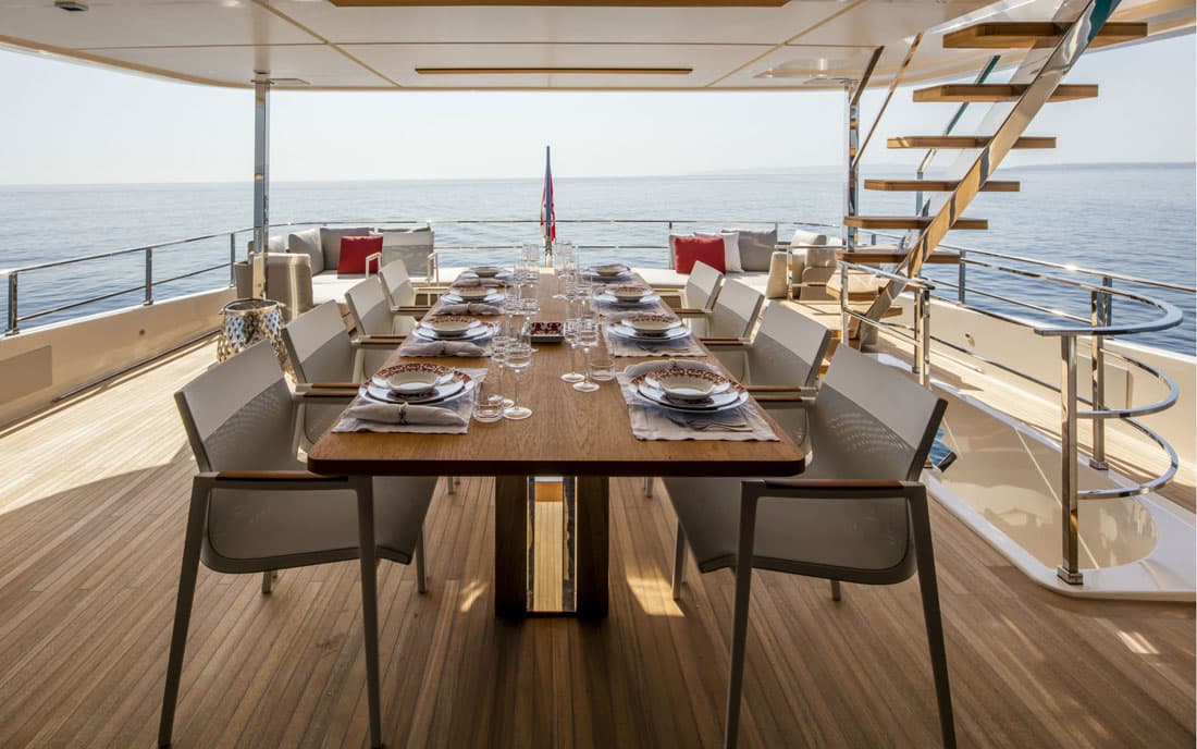 Яхта Custom Line Navetta 33 фото 2.3