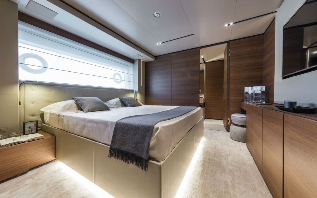 Яхта Custom Line Navetta 33 фото 2.18