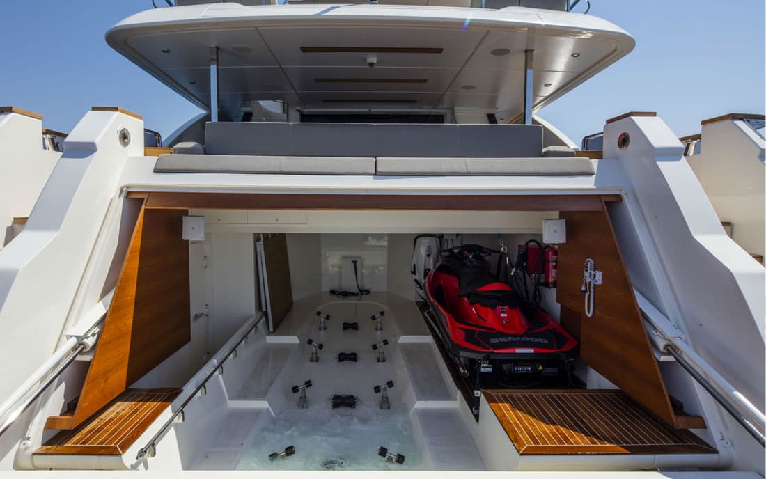 Яхта Custom Line Navetta 33 фото 1.20