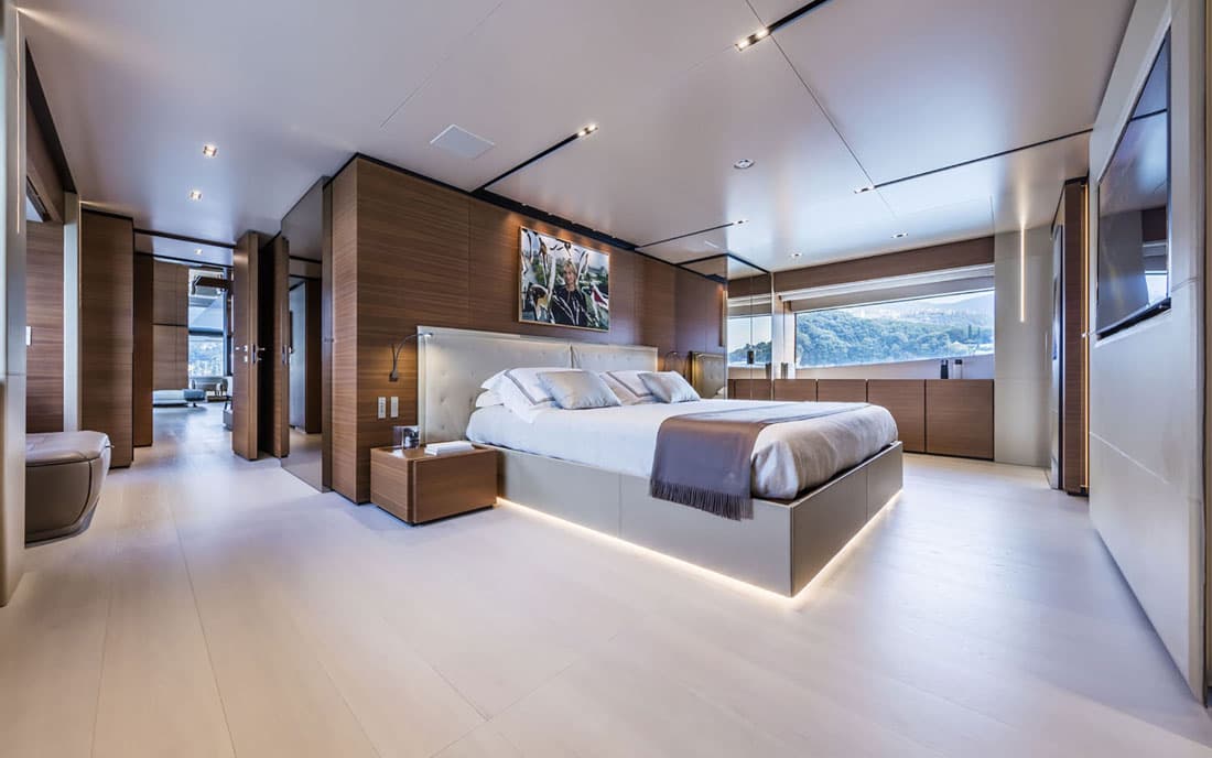 Яхта Custom Line Navetta 33 фото 2.10