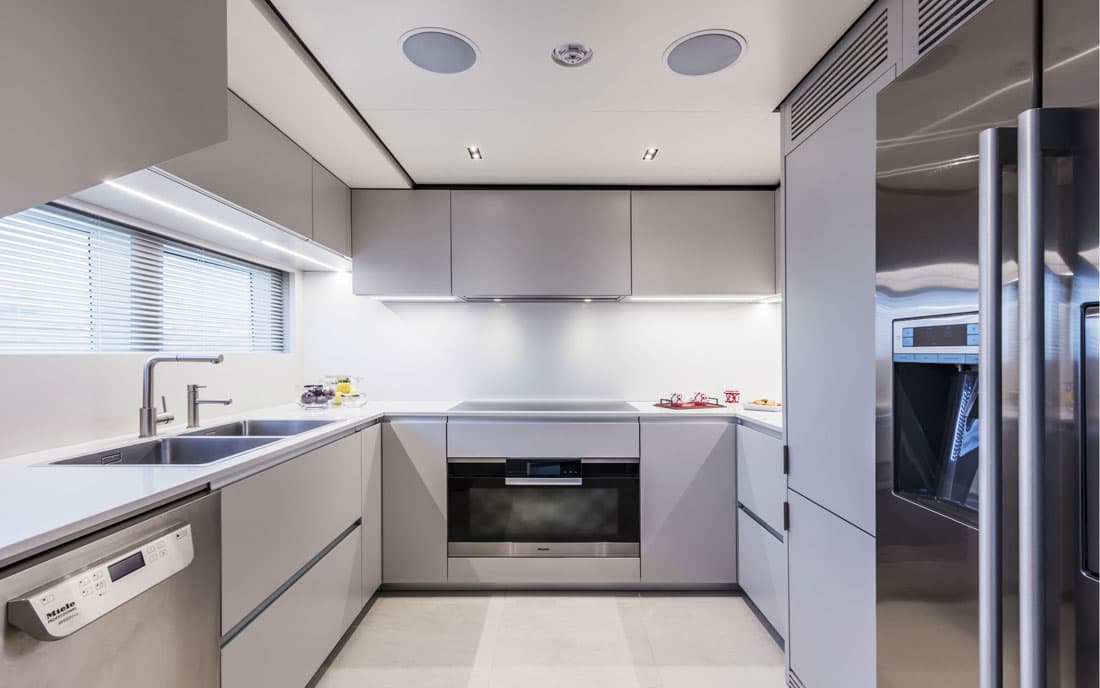 Яхта Custom Line Navetta 33 фото 2.9