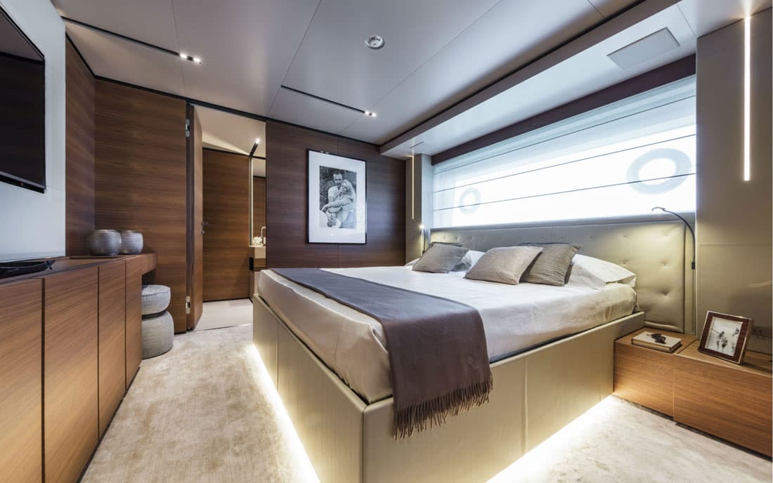 Яхта Custom Line Navetta 33 фото 2.16