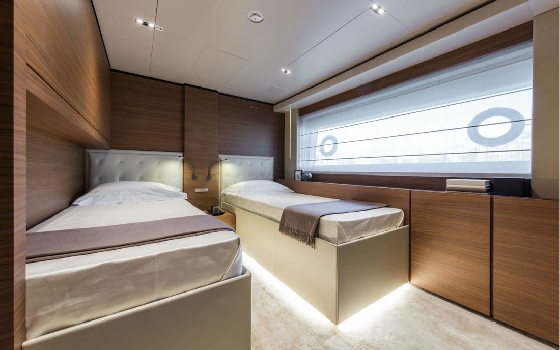 Яхта Custom Line Navetta 33 фото 2.23