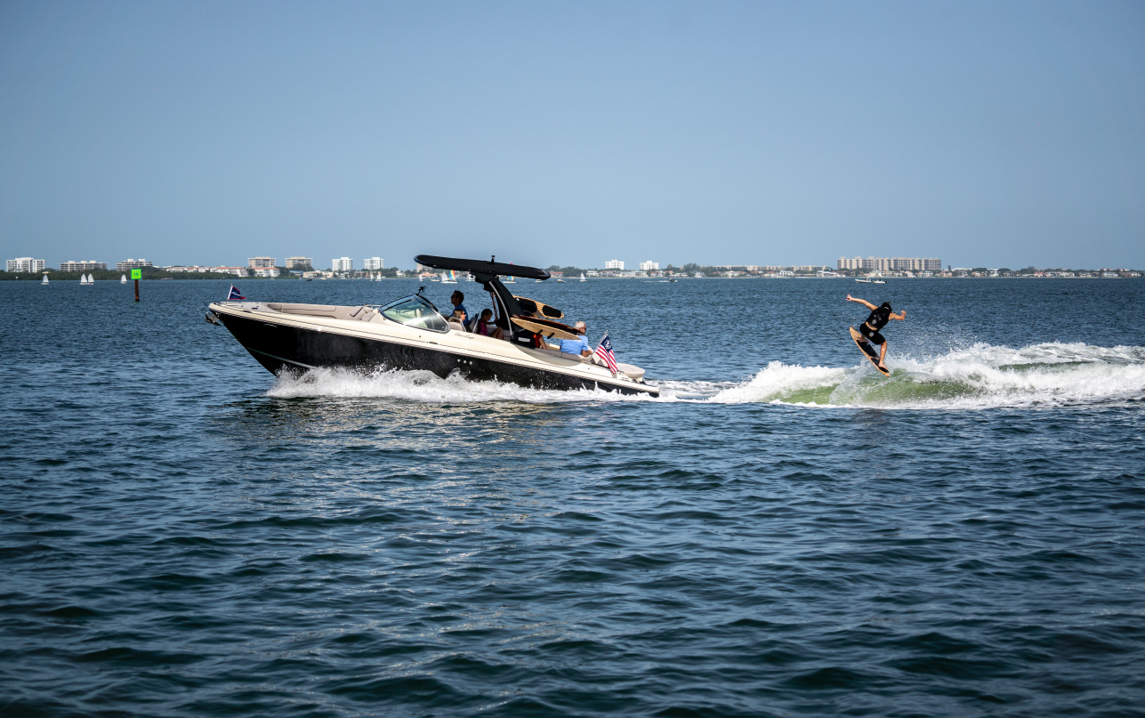 Катер Chris-Craft Launch 28 GT SURF фото 1.1
