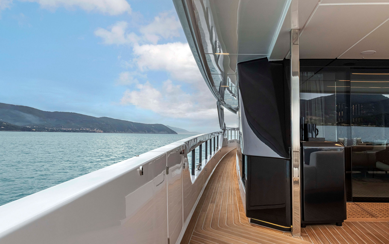 Яхта Ferretti Yachts INFYNITO 90 фото 1.10