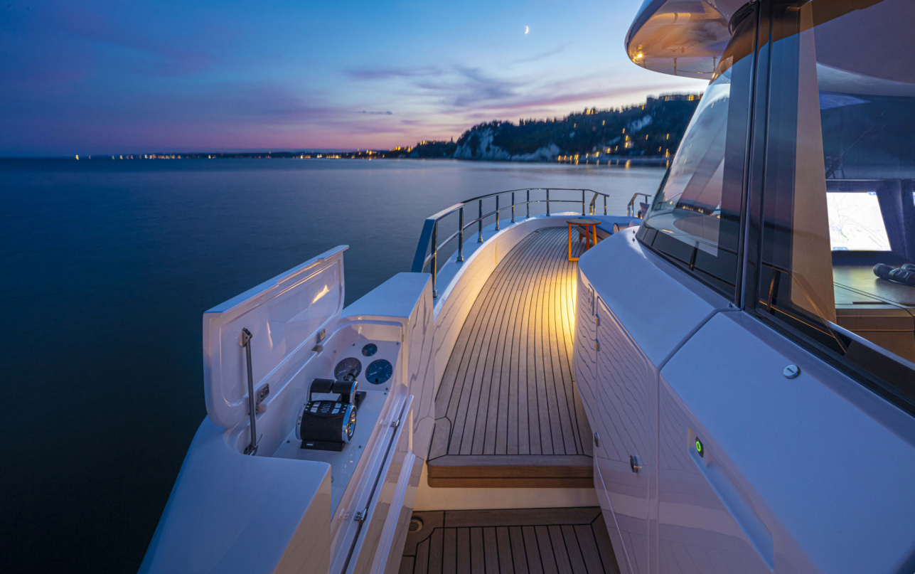 Яхта Custom Line Navetta 30 фото 2.27