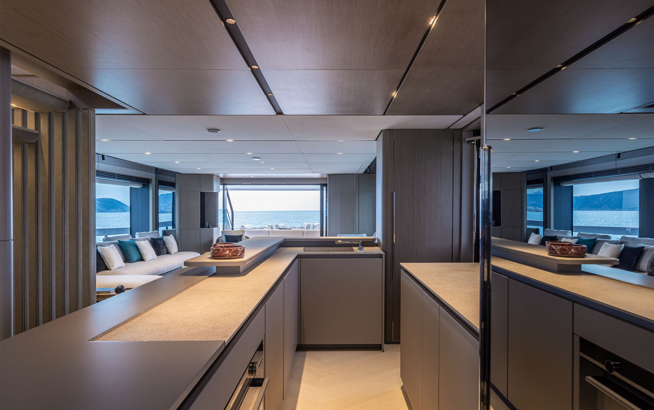 Яхта Ferretti Yachts INFYNITO 90 фото 2.18