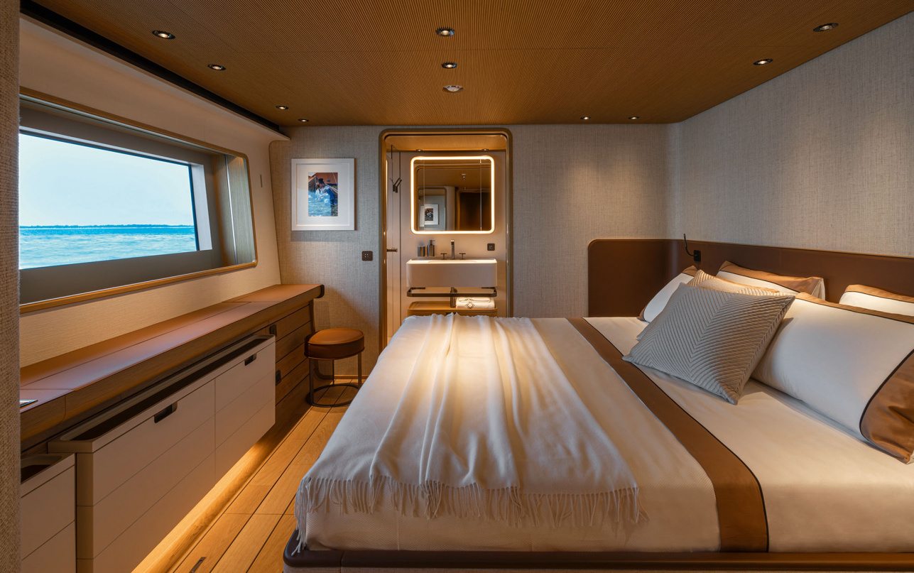 Яхта Custom Line Navetta 38 фото 2.40