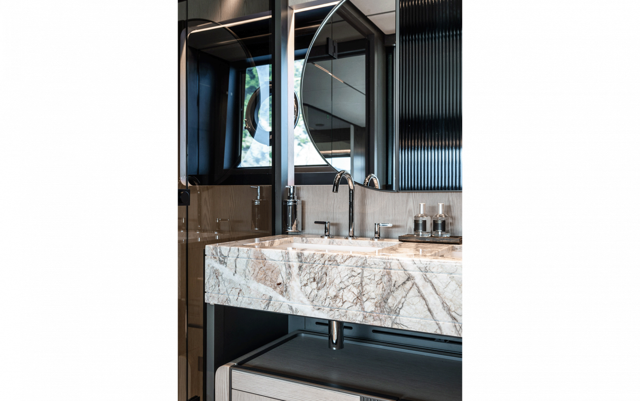 Яхта Ferretti Yachts INFYNITO 80 фото 2.5
