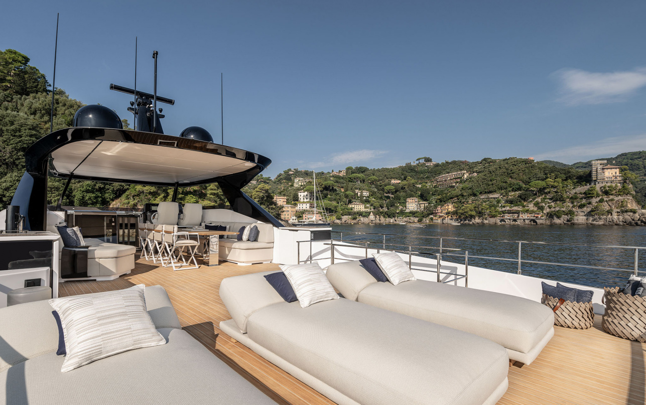 Яхта Ferretti Yachts INFYNITO 80 фото 1.13