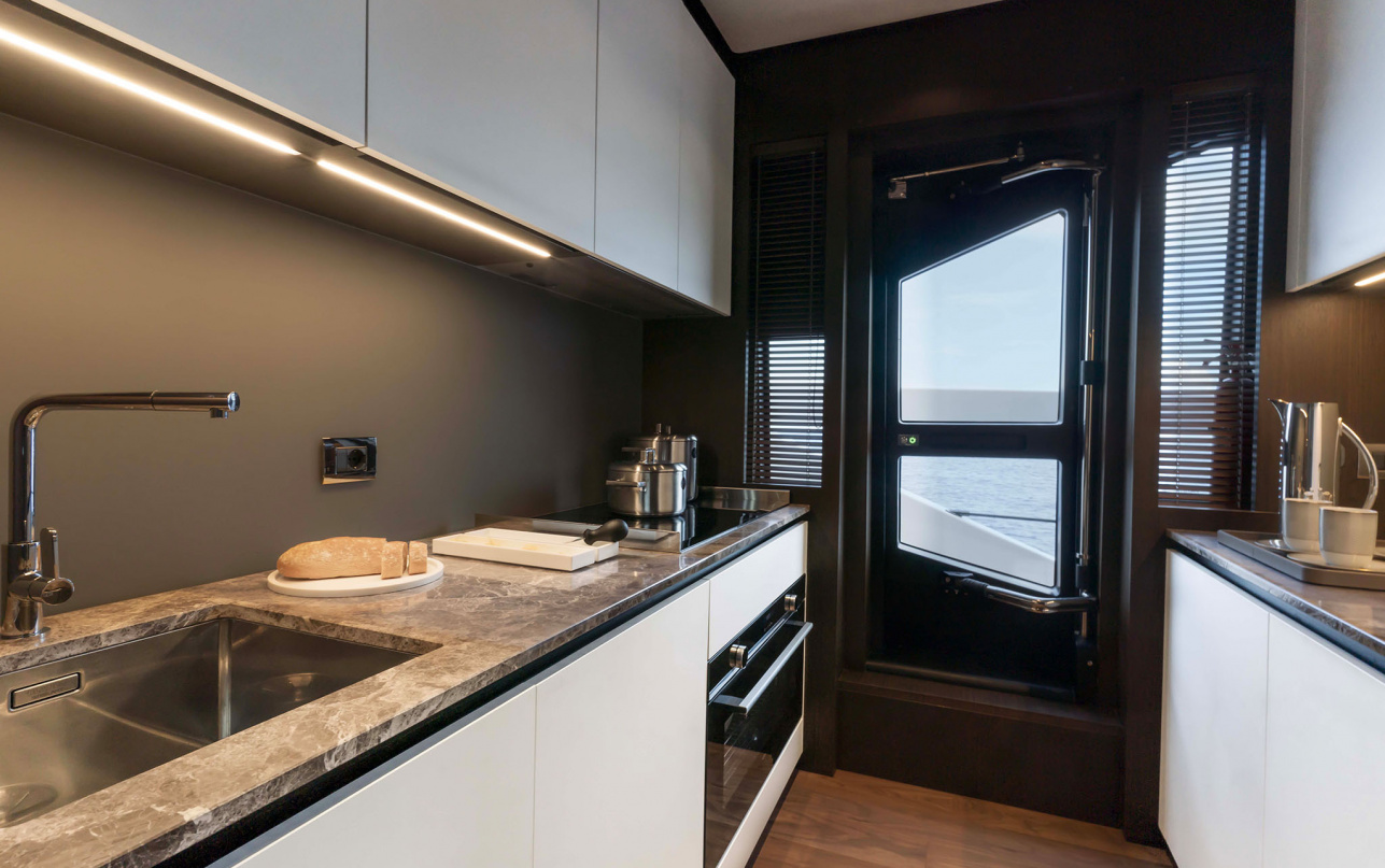 Яхта Ferretti Yachts 860 фото 2.26