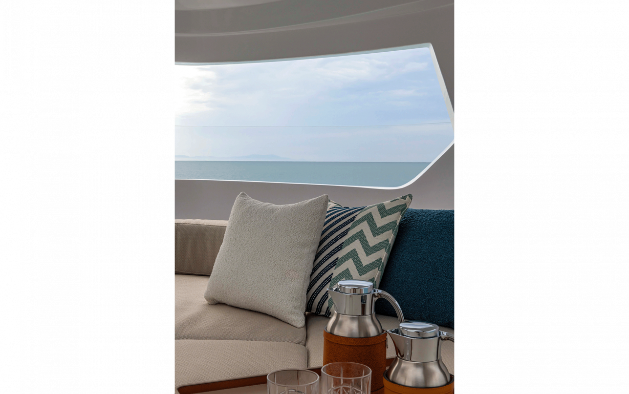 Яхта Ferretti Yachts INFYNITO 90 фото 1.21