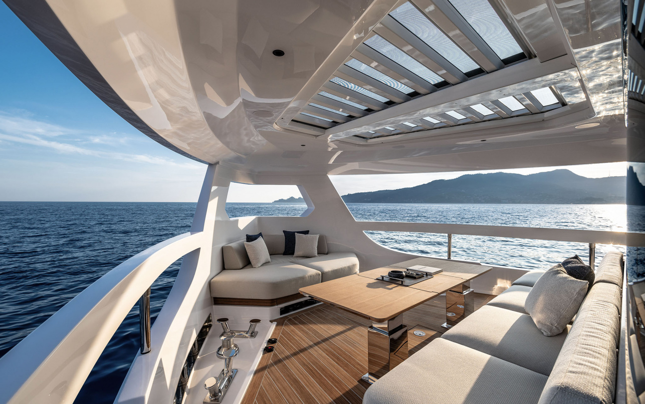Яхта Ferretti Yachts INFYNITO 80 фото 1.7