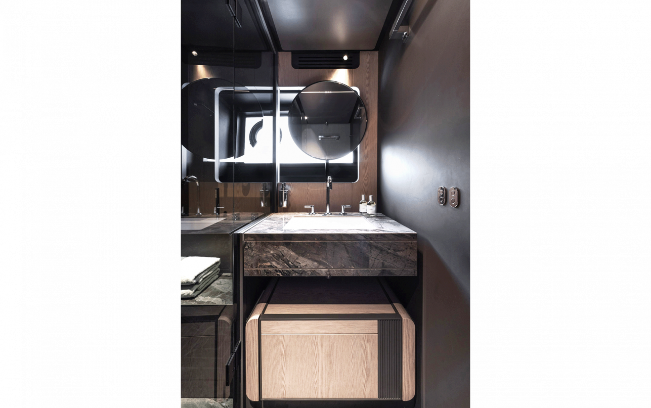 Яхта Ferretti Yachts INFYNITO 80 фото 2.12