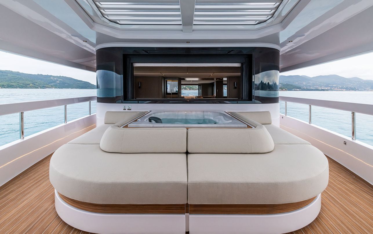 Яхта Ferretti Yachts INFYNITO 90 фото 1.23