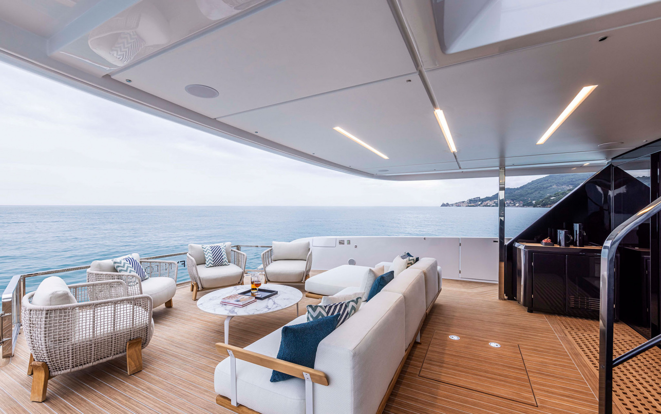 Яхта Ferretti Yachts INFYNITO 90 фото 1.7