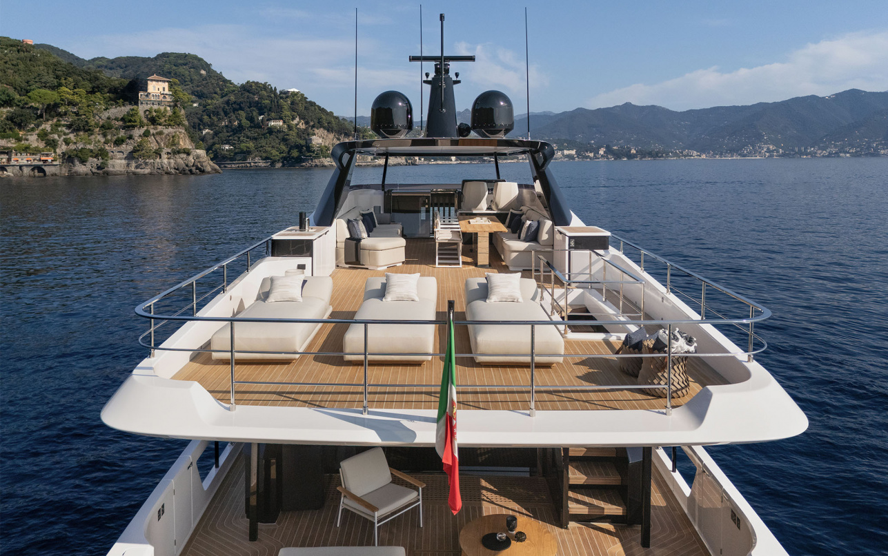 Яхта Ferretti Yachts INFYNITO 80 фото 1.11