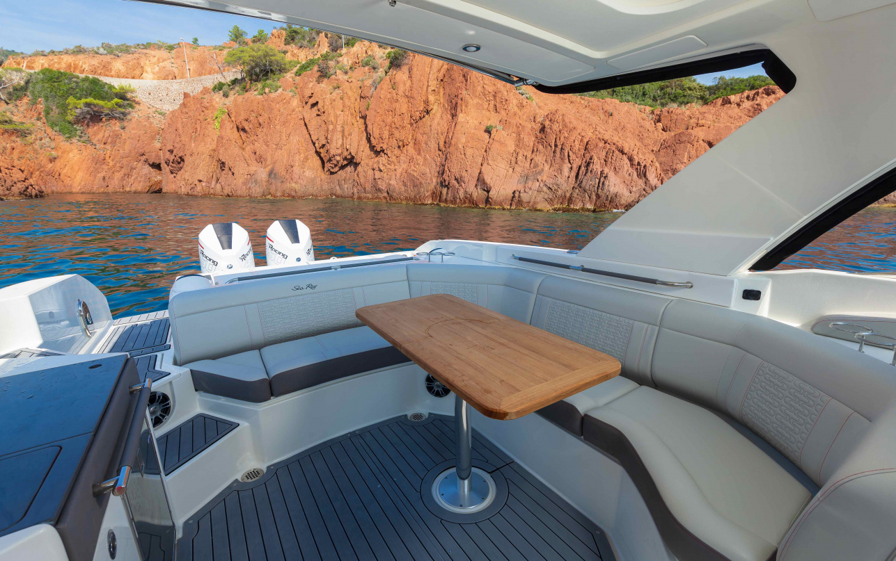 Катер Sea Ray SLX 350 OB (Outboard) фото 1.9