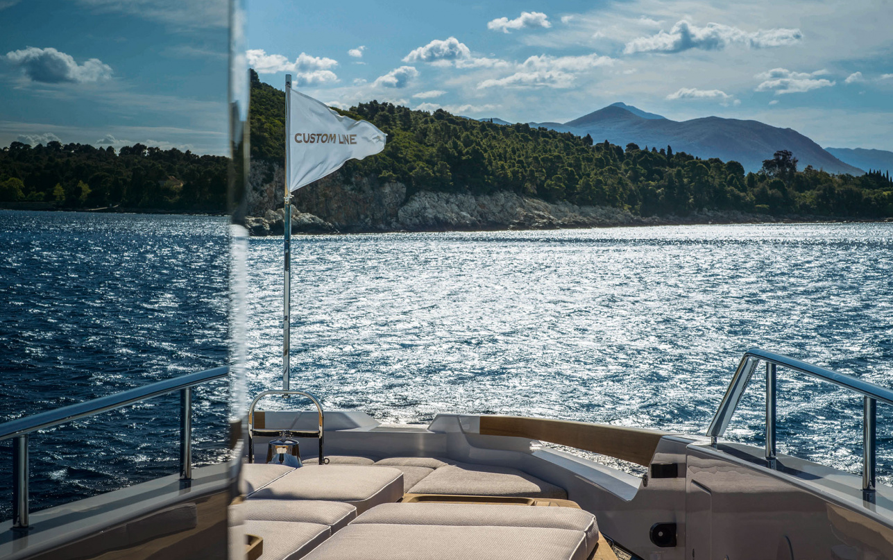 Яхта Custom Line Navetta 38 фото 2.27