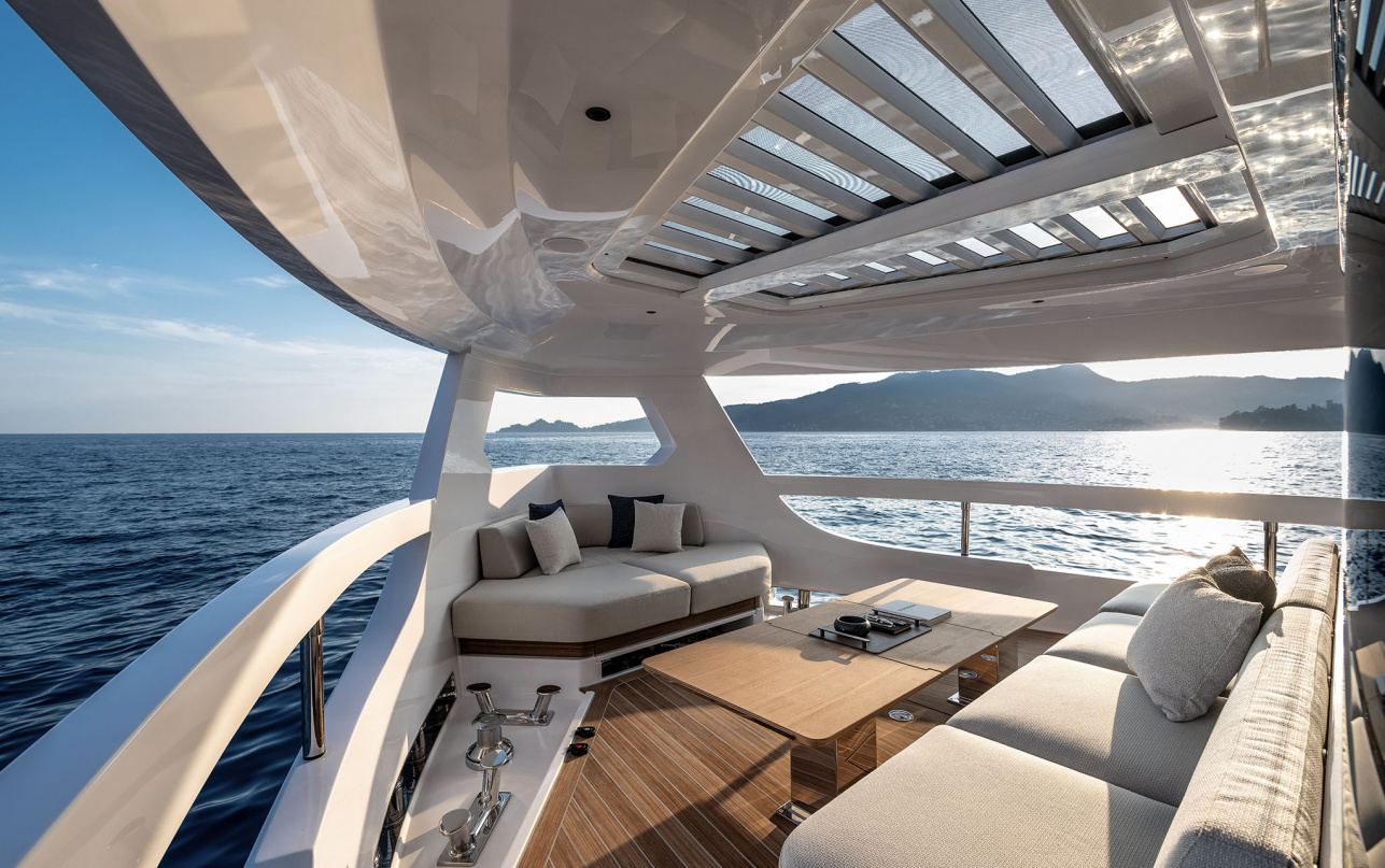 Яхта Ferretti Yachts INFYNITO 80 фото 1.8