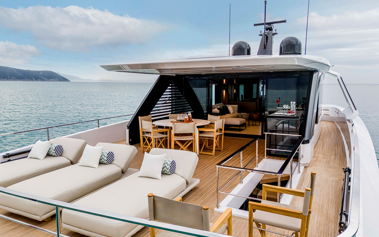 Яхта Ferretti Yachts INFYNITO 90 фото 1.4