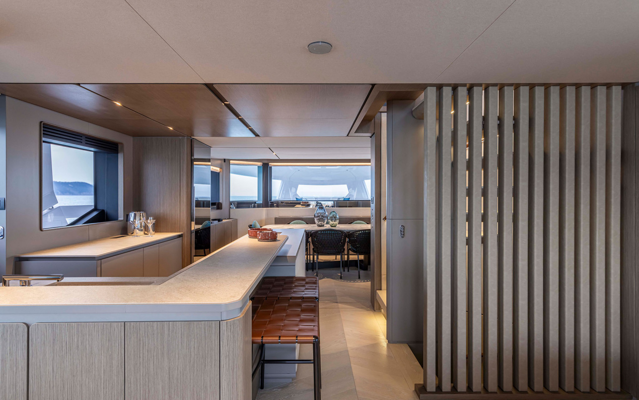 Яхта Ferretti Yachts INFYNITO 90 фото 2.17