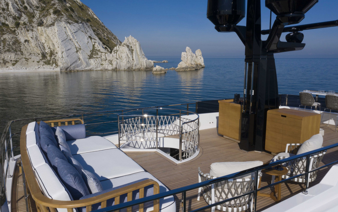 Яхта Custom Line Navetta 30 фото 1.11