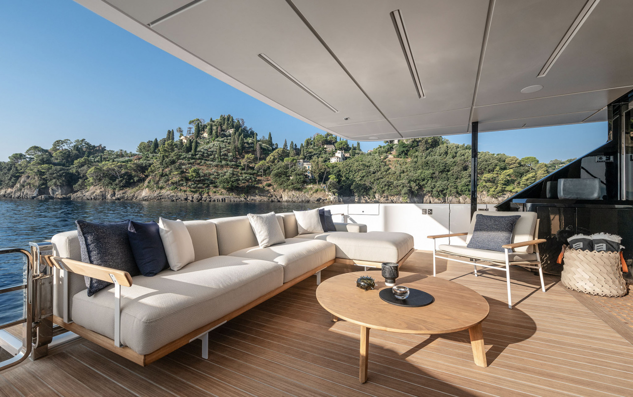 Яхта Ferretti Yachts INFYNITO 80 фото 1.10