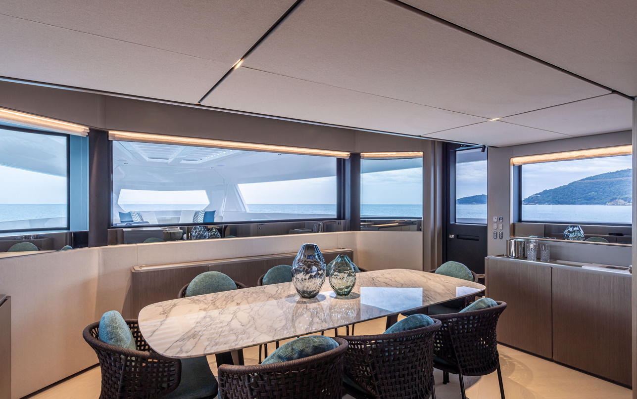 Яхта Ferretti Yachts INFYNITO 90 фото 2.20