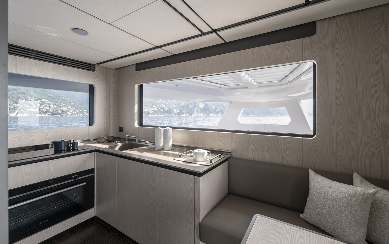 Яхта Ferretti Yachts INFYNITO 80 фото 2.19