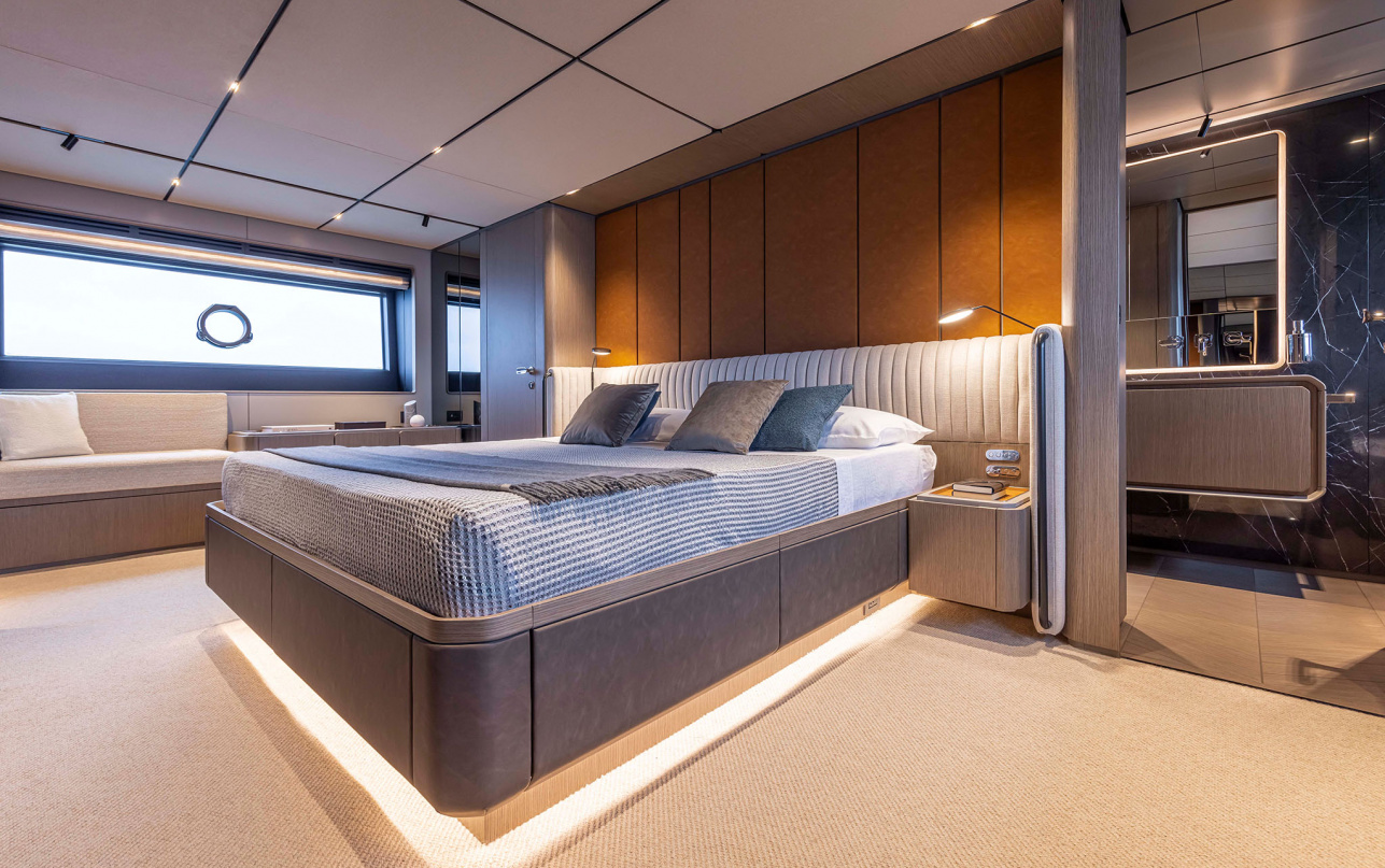 Яхта Ferretti Yachts INFYNITO 90 фото 2.40