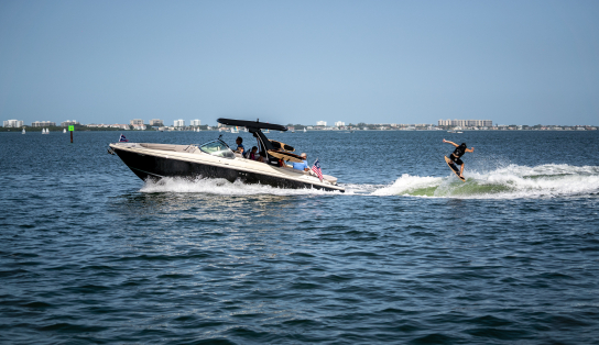Катер Chris-Craft Launch 28 GT SURF