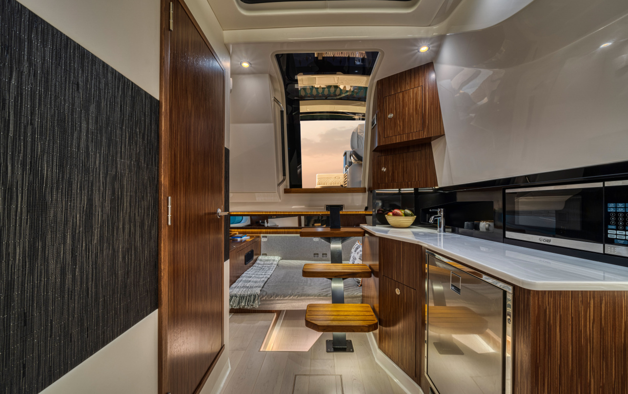 Катер Sea Ray SUNDANCER 370 фото 1.6