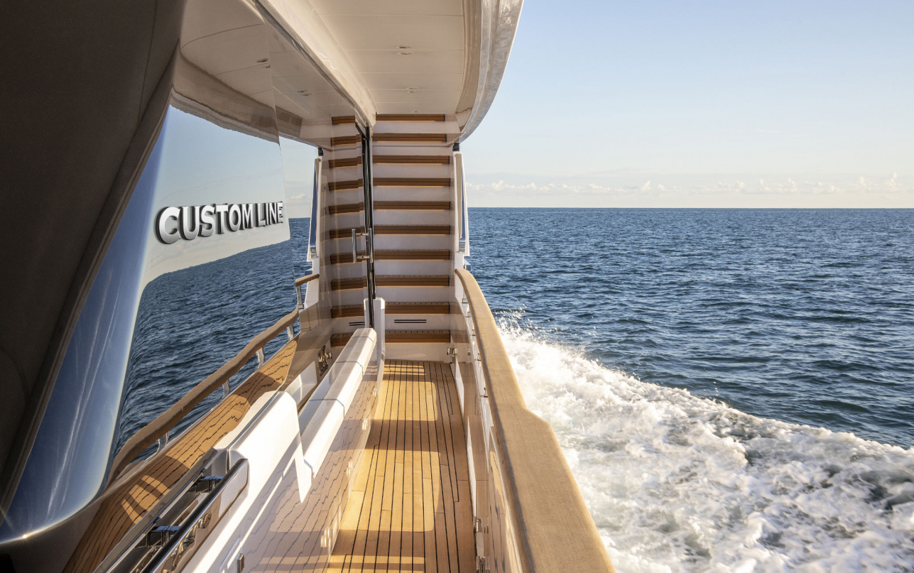 Яхта Custom Line Navetta 30 фото 2.6