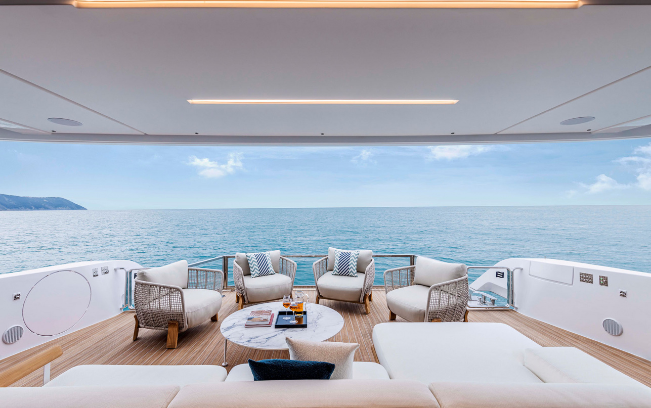 Яхта Ferretti Yachts INFYNITO 90 фото 1.6
