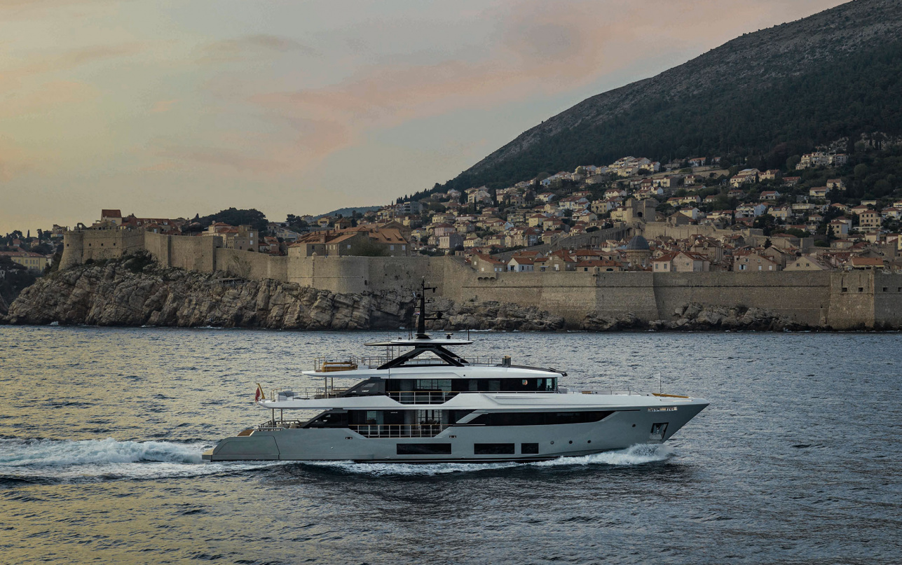 Яхта Custom Line Navetta 38 фото 1.14
