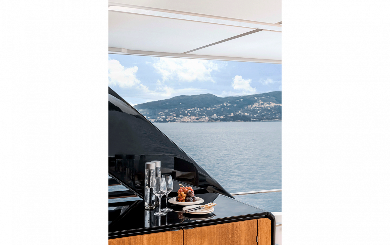 Яхта Ferretti Yachts INFYNITO 90 фото 1.8